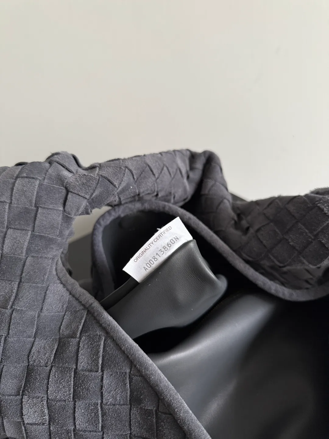 Batch 2160 I seem to be obsessed with this bag from BV recently ~ The new Hop is really not too beautiful. The whole bag has no seams. The bag body and handles are made of one piece of leather. It embodies the style and essence of Bottega Veneta. It truly represents craftsmanship and creativity. The large size has a very loose and lazy upper body. Big bag lovers will definitely not regret buying it. Style number: 763970 Size: 53*24*13cm